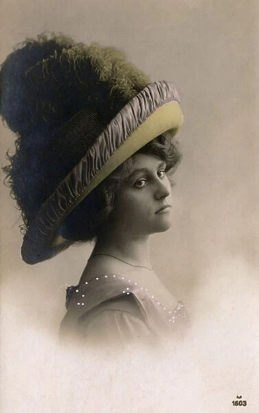 Fashionable Style - Massive hat with feather adornment