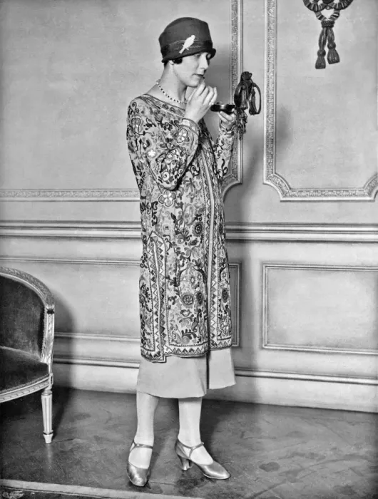 Framed Print : Fashionable woman applying lipstick Framed Print : Fashionable woman applying lipstick
