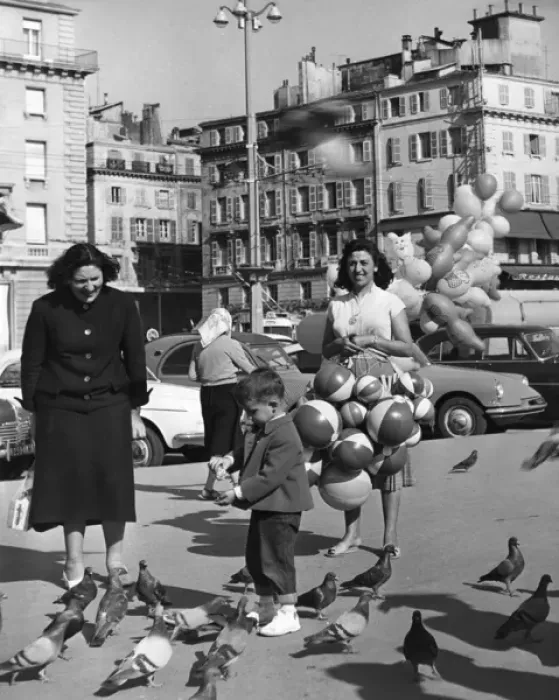Framed Print : Feeding Pigeons 1950S Framed Print : Feeding Pigeons 1950S