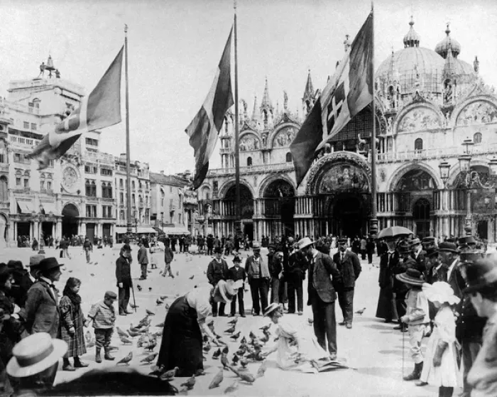 Framed Print : Feeding pigeons, St Marks Square, Venice, Italy Framed Print : Feeding pigeons, St Marks Square, Venice, Italy