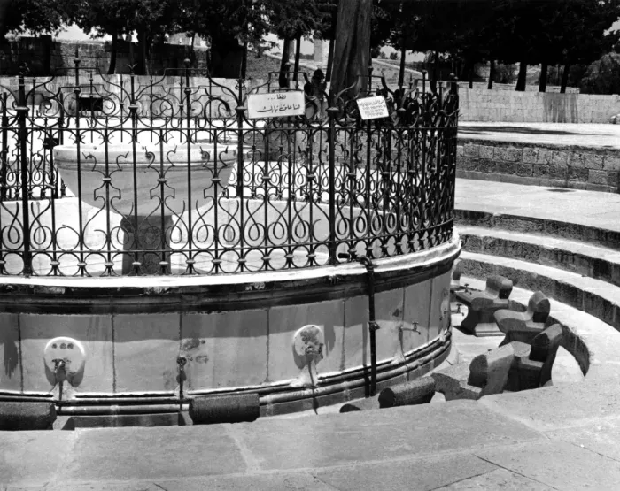 Framed Print : Feet=Washing Fountain Framed Print : Feet=Washing Fountain