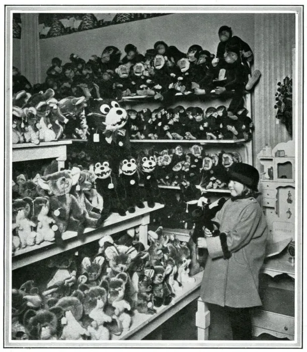 Framed Print : Felix the Cat toys on sale in a London shop, Christmas 1924 Framed Print : Felix the Cat toys on sale in a London shop, Christmas 1924