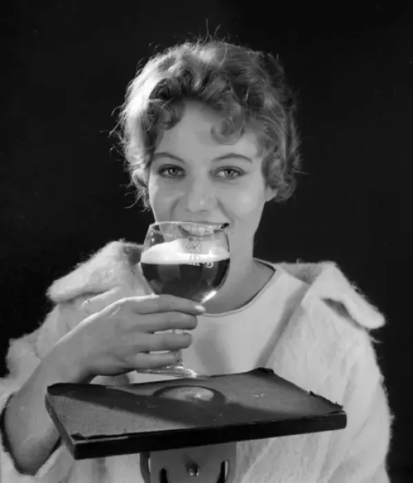 Framed Print : Female model (Gillian Watt) holding up a glass of beer Framed Print : Female model (Gillian Watt) holding up a glass of beer