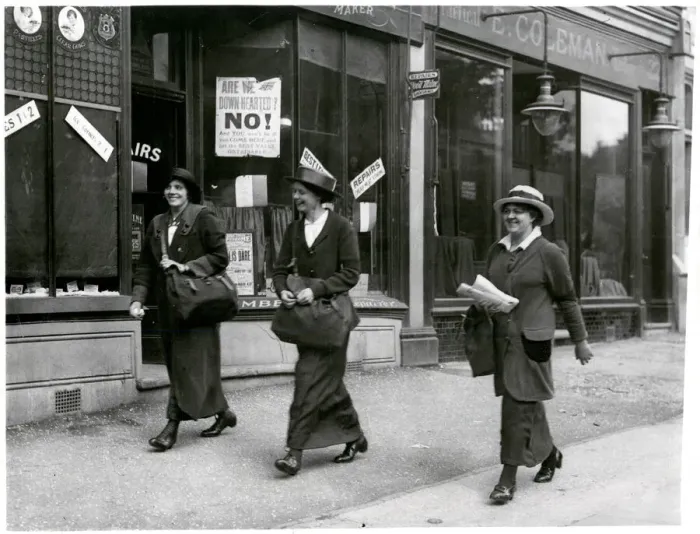 Framed Print : Female postal workers in London, c. 1915