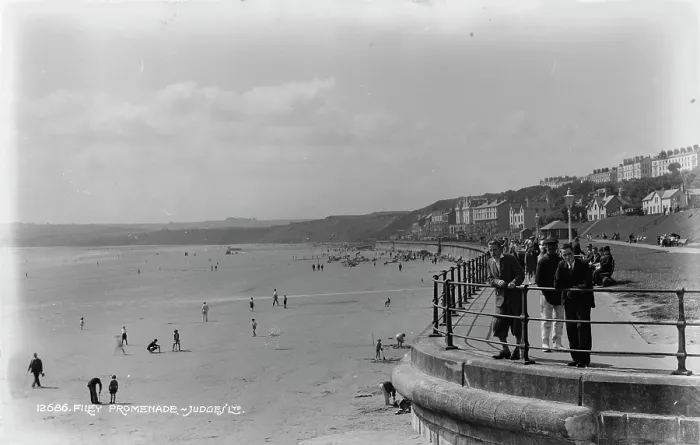 Framed Print : Filey Promenade Framed Print : Filey Promenade
