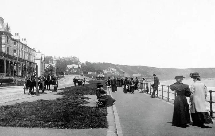 Framed Print : Filey Promenade early 1900s Framed Print : Filey Promenade early 1900s