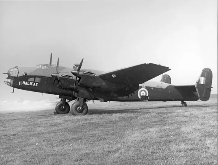 Framed Print : The final Handley Page Halifax I L9608 Framed Print : The final Handley Page Halifax I L9608