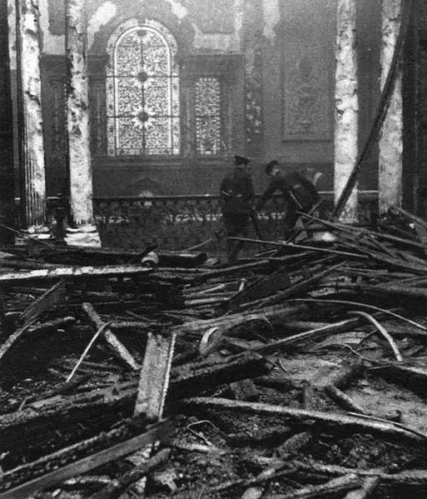 Framed Print : After the fire at Madame Tussauds, 1925 Framed Print : After the fire at Madame Tussauds, 1925