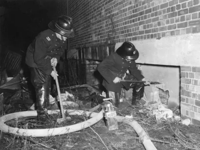 Framed Print : Firefighters in action, Waterden Road, London N1 Framed Print : Firefighters in action, Waterden Road, London N1