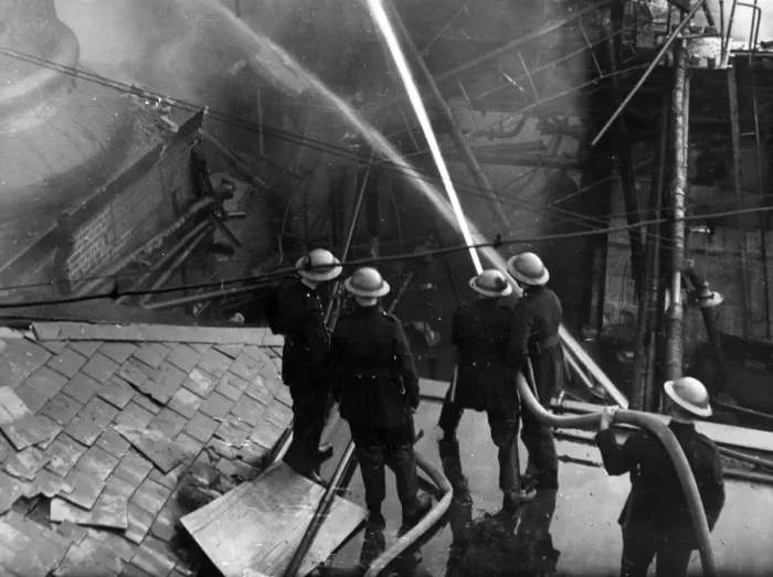 Framed Print : Firefighters at work in Bermondsey, WW2 Framed Print : Firefighters at work in Bermondsey, WW2
