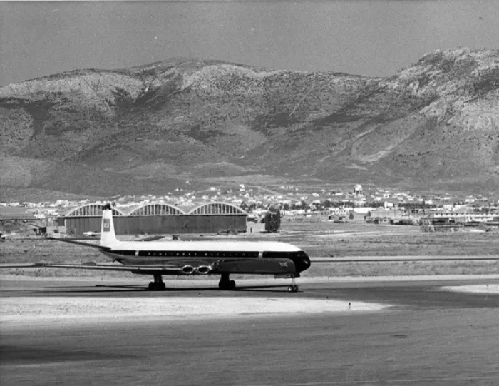 Framed Print : The first de Havilland DH106 Comet 4B Framed Print : The first de Havilland DH106 Comet 4B