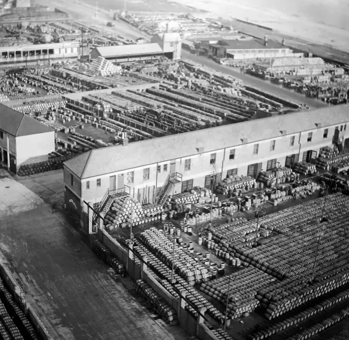 Framed Print : Fish barrels, Great Yarmouth, early 1900s Framed Print : Fish barrels, Great Yarmouth, early 1900s
