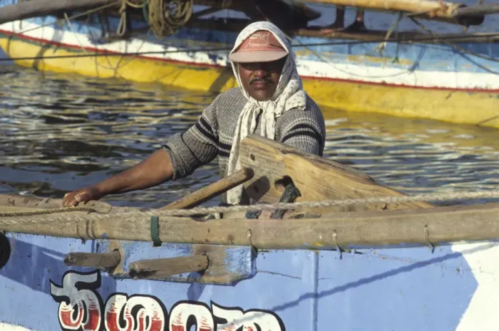 Framed Print : Fisherman in headscarf, Sri Lanka Framed Print : Fisherman in headscarf, Sri Lanka