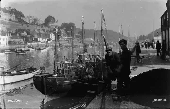 Framed Print : Fishermen at Work in Looe Framed Print : Fishermen at Work in Looe