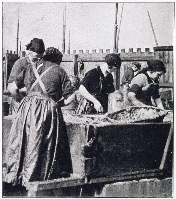 Framed Print : Fisherwomen at Rothesay 1927 Framed Print : Fisherwomen at Rothesay 1927