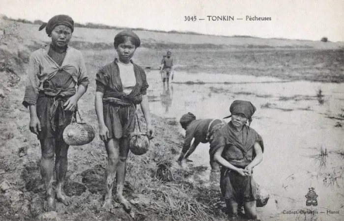 Framed Print : Fisherwomen - Vietnam Framed Print : Fisherwomen - Vietnam