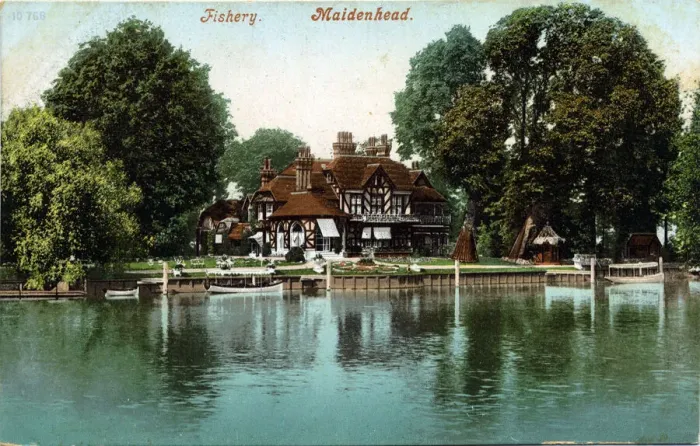 Framed Print : The Fishery club in Maidenhead, one of a number of fashionable riverside venues in Framed Print : The Fishery club in Maidenhead, one of a number of fashionable riverside venues in