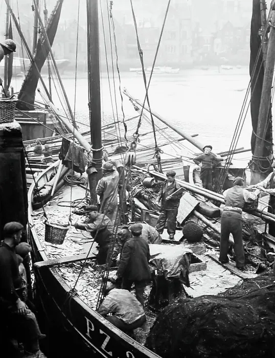 Framed Print : Fishing boat unloading catch in Whitby, early 1900s Framed Print : Fishing boat unloading catch in Whitby, early 1900s