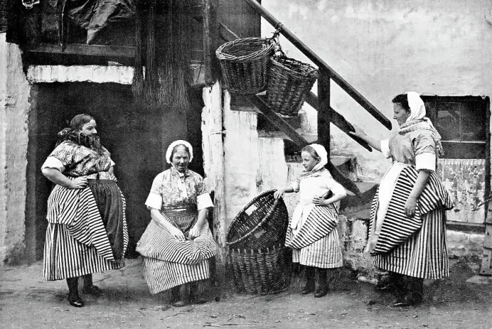 Framed Print : Fishwives, Newhaven, Edinburgh early 1900's Framed Print : Fishwives, Newhaven, Edinburgh early 1900's