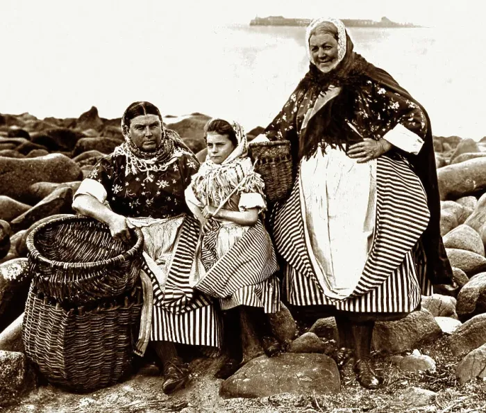 Framed Print : Fishwives in Newhaven near Edinburgh, Victorian period