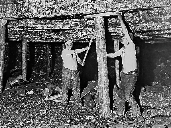 Fitting roof supports in a coal mine