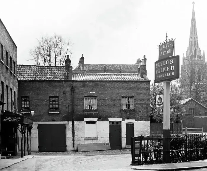 Framed Print : The Flask Inn, Highgate, London, early 1900s Framed Print : The Flask Inn, Highgate, London, early 1900s
