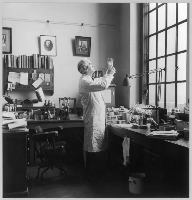 Framed Print : Fleming in his Lab / Photo Framed Print : Fleming in his Lab / Photo