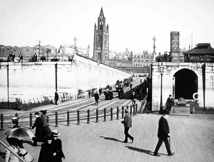 Framed Print : Floating landing stage, Liverpool