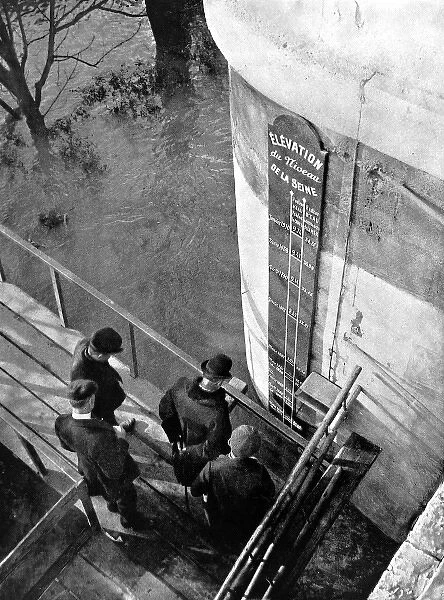 The Flood-Scale on the Pont Neuf, Paris, November 1910