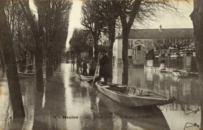 Framed Print : A flood in the village of Meulan, France Framed Print : A flood in the village of Meulan, France