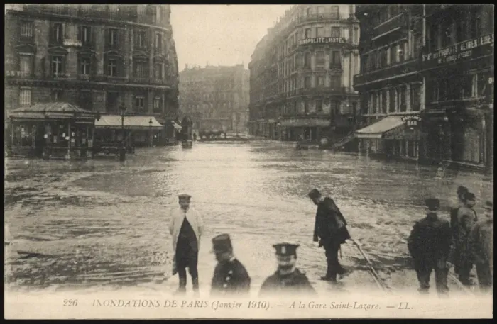 Framed Print : Flooding in Paris Framed Print : Flooding in Paris