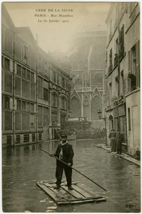 Framed Print : Flooding in Paris - Parisian punting down Rue Massillon Framed Print : Flooding in Paris - Parisian punting down Rue Massillon