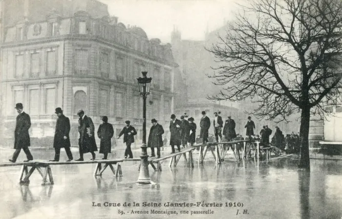 Framed Print : Floods Paris, France - Pedestrian bridge - Avenue Montaigne Framed Print : Floods Paris, France - Pedestrian bridge - Avenue Montaigne