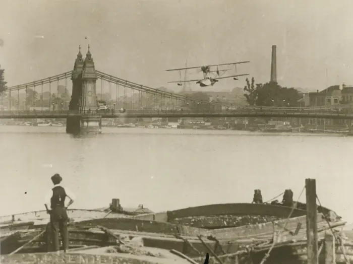 Framed Print : A flyingboat lands on the Thames, Hammersmith during trials Framed Print : A flyingboat lands on the Thames, Hammersmith during trials