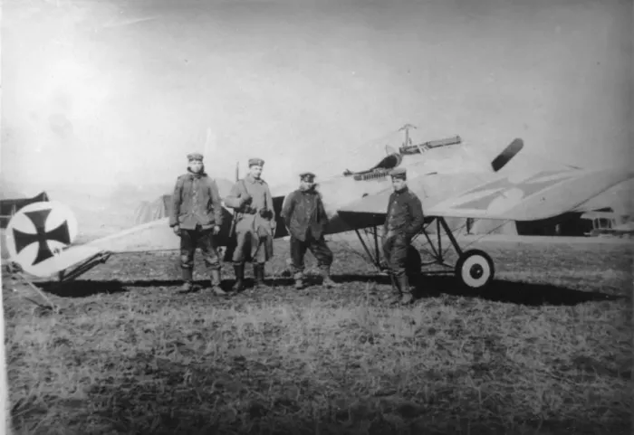 Framed Print : Fokker EII of Lt Parschau (far right), aft, (on the gro Framed Print : Fokker EII of Lt Parschau (far right), aft, (on the gro