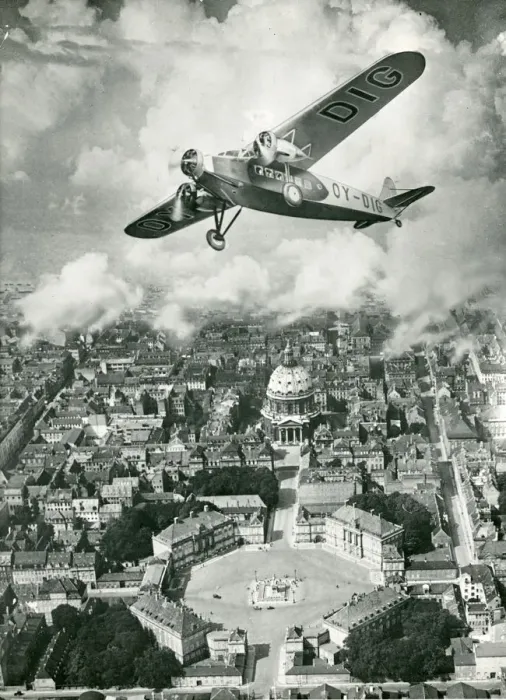 Framed Print : Fokker FXII, OY-DIG, over the castle of Amalienborg Framed Print : Fokker FXII, OY-DIG, over the castle of Amalienborg