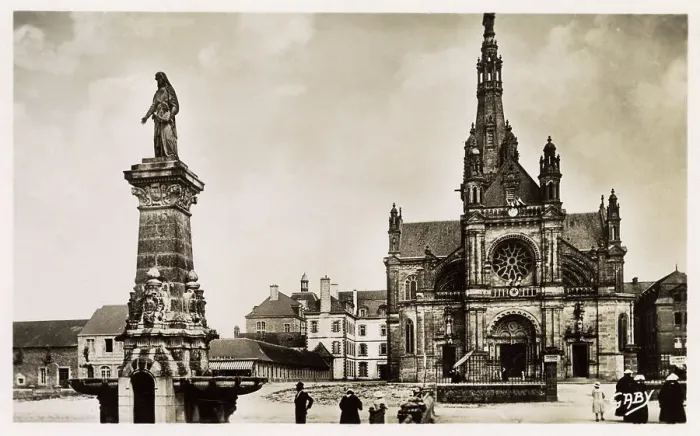 Framed Print : Fontaine Miraculeuse - Basilique St Anne d Auray, Morbihan Framed Print : Fontaine Miraculeuse - Basilique St Anne d Auray, Morbihan