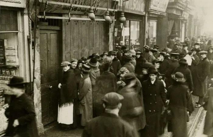 Framed Print : Food queue during a shortage, London, WW1 Framed Print : Food queue during a shortage, London, WW1