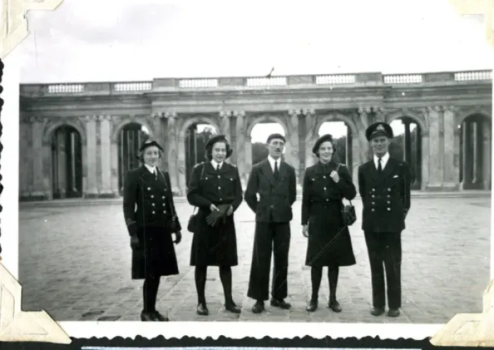Framed Print : Forces colleagues at Versailles, France, WW2 Framed Print : Forces colleagues at Versailles, France, WW2