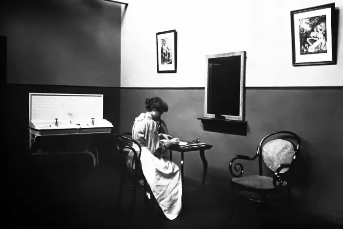 Framed Print : Forewomen's room, Port Sunlight, early 1900s Framed Print : Forewomen's room, Port Sunlight, early 1900s