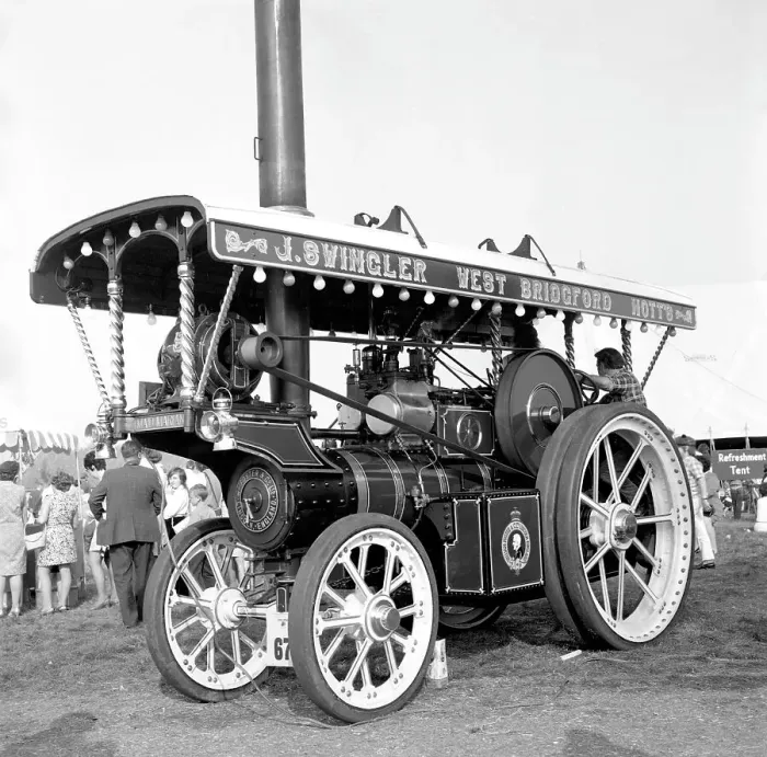 Framed Print : Foster Showman's Tractor number: 12509, Maid Marian Framed Print : Foster Showman's Tractor number: 12509, Maid Marian