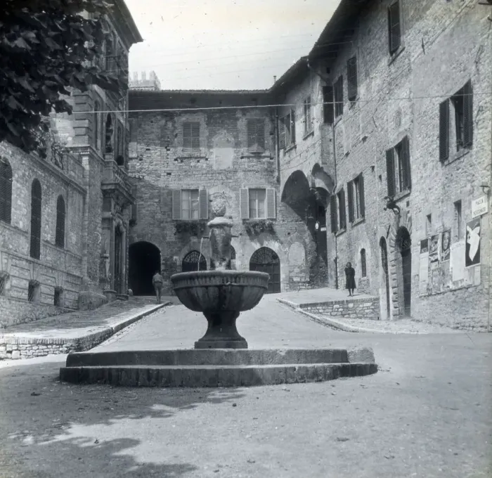 Framed Print : Fountain at Assisi, Italy Framed Print : Fountain at Assisi, Italy