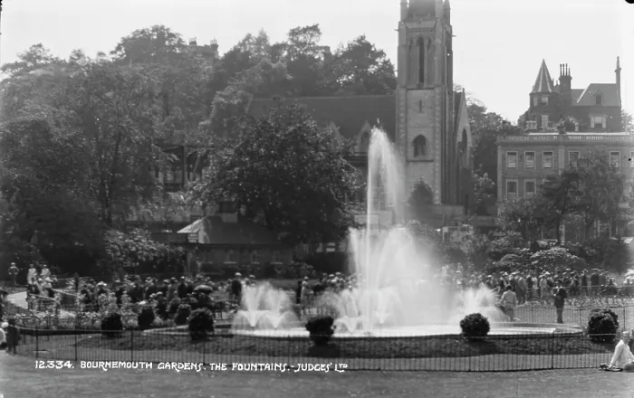 Framed Print : The Fountain at Bournemouth Gardens Framed Print : The Fountain at Bournemouth Gardens