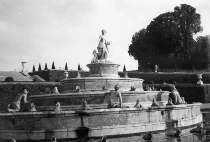 Framed Print : Fountain in the grounds of Versailles, France Framed Print : Fountain in the grounds of Versailles, France