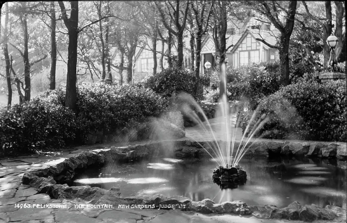 Framed Print : The Fountain in New Gardens Framed Print : The Fountain in New Gardens