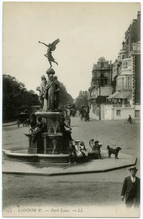 Framed Print : Fountain on Park Lane, London Framed Print : Fountain on Park Lane, London