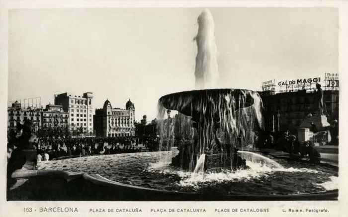 Framed Print : The Fountain in Plaza de Cataluna, Barcelona, Spain Framed Print : The Fountain in Plaza de Cataluna, Barcelona, Spain
