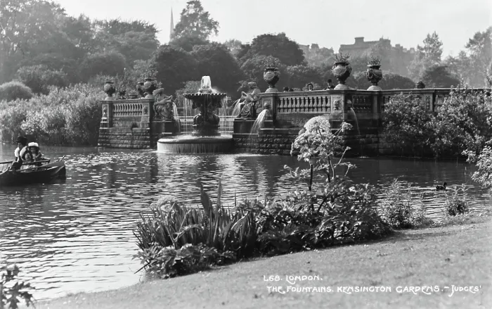 Framed Print : The Fountains at Kensington Gardens Framed Print : The Fountains at Kensington Gardens