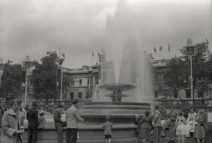 Framed Print : Fountains, Trafalgar Square in front of The National Gallery Framed Print : Fountains, Trafalgar Square in front of The National Gallery