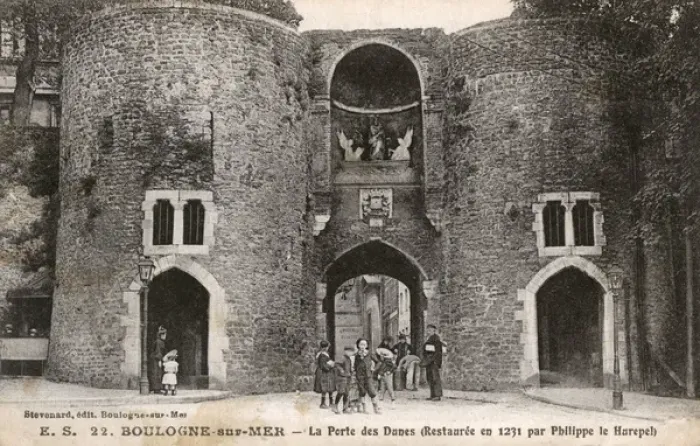Framed Print : France - Boulogne-sur-mer - Porte des Dunes Framed Print : France - Boulogne-sur-mer - Porte des Dunes